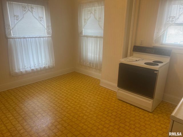 332 N CLAY Street, Taylorville, IL 62568