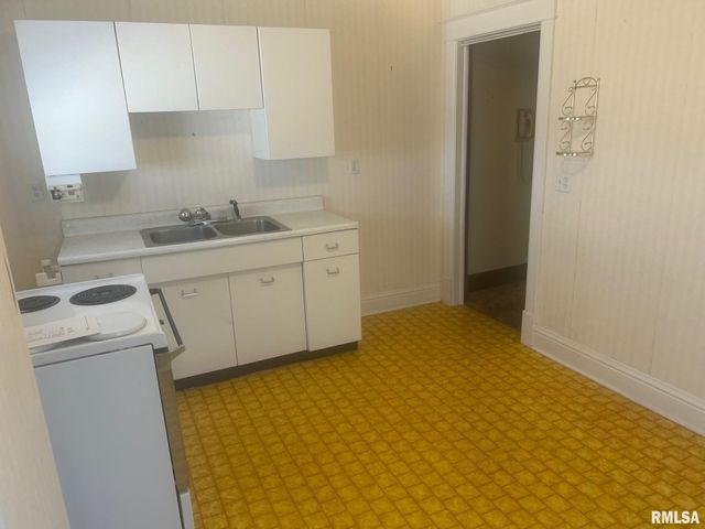 332 N CLAY Street, Taylorville, IL 62568