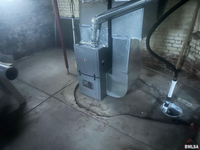 332 N CLAY Street, Taylorville, IL 62568