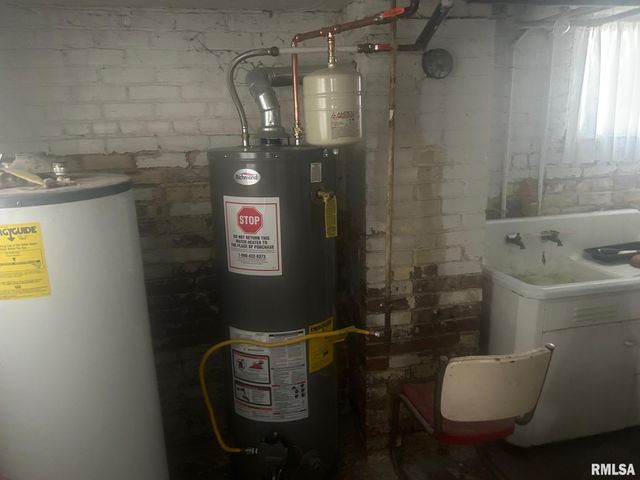 332 N CLAY Street, Taylorville, IL 62568