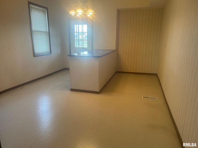 332 N CLAY Street, Taylorville, IL 62568