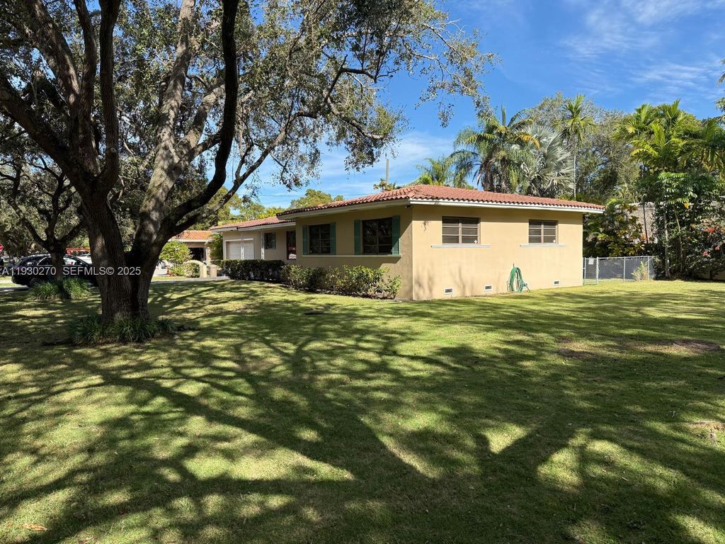 Image 5 of property listing at 1721 Columbus Blvd, Coral Gables, FL 33134
