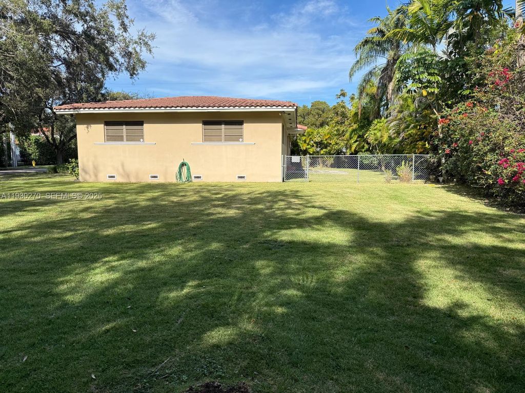 Image 8 of property listing at 1721 Columbus Blvd, Coral Gables, FL 33134