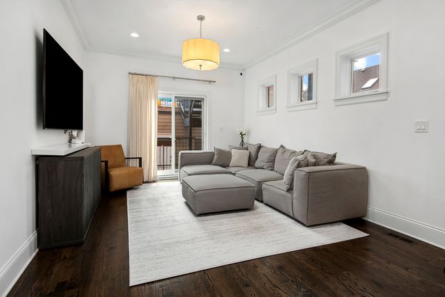 2333 N Southport Avenue 1, Chicago, IL 60614