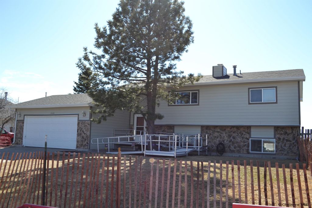 1205 ASHFORD DR, Cheyenne, WY 82007