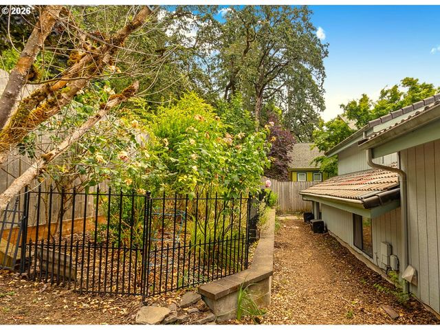 2505 PARK FOREST Dr, Eugene, OR 97405