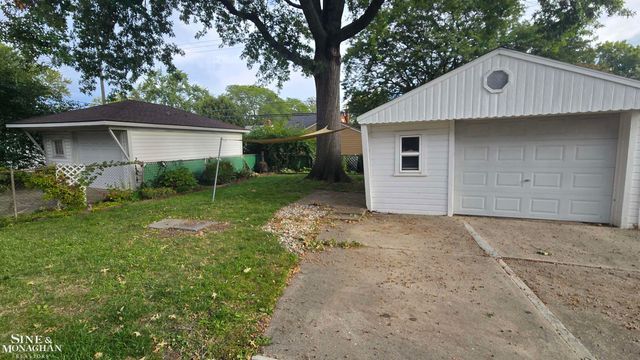 21553 Newcastle Road, Harper Woods, MI 48225