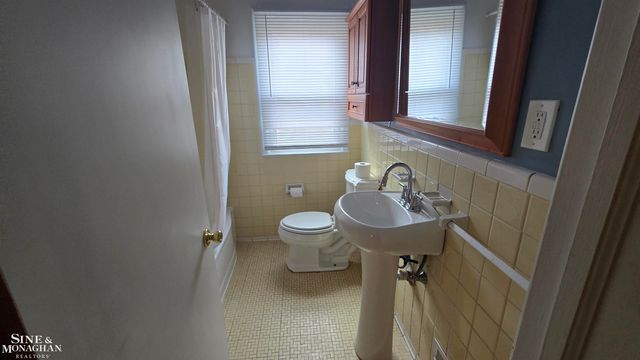 21553 Newcastle Road, Harper Woods, MI 48225