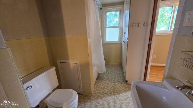 21553 Newcastle Road, Harper Woods, MI 48225