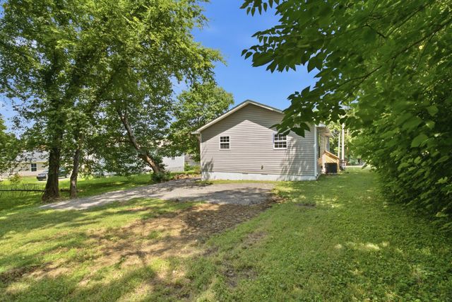 103 Hall St, Hartsville, TN 37074