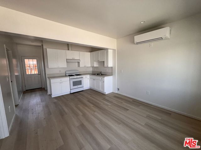 945 W 76th Street, Los Angeles, CA 90044