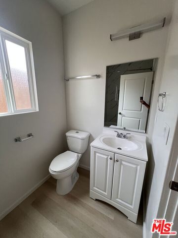 945 W 76th Street, Los Angeles, CA 90044