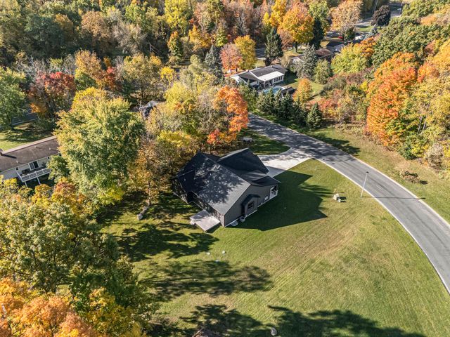 8060 Hunters Crossing, Kalamazoo, MI 49009