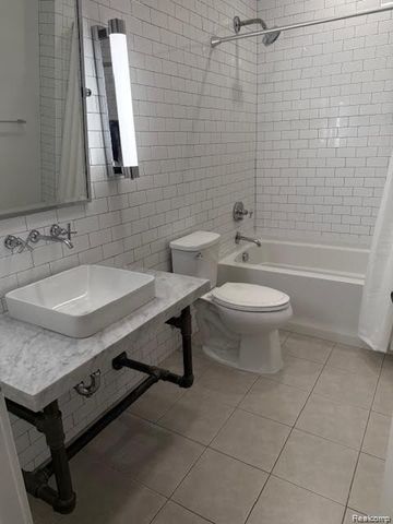 804 N Main Street 2A, Rochester, MI 48307