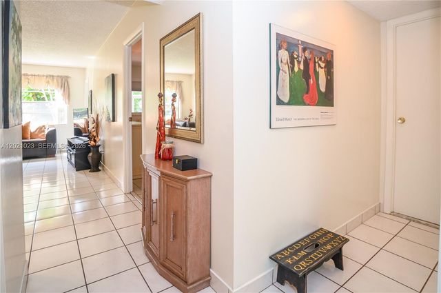 5100 NW 35th St 107, Lauderdale Lakes, FL 33319