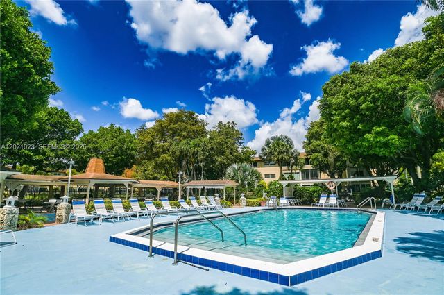5100 NW 35th St 107, Lauderdale Lakes, FL 33319