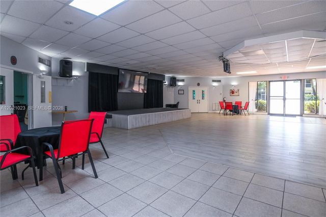5100 NW 35th St 107, Lauderdale Lakes, FL 33319