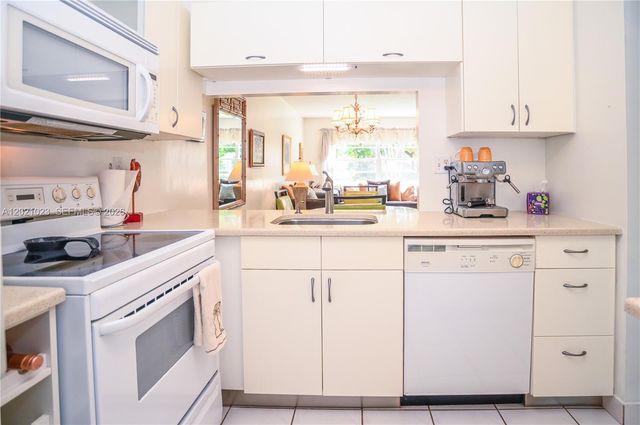 5100 NW 35th St 107, Lauderdale Lakes, FL 33319