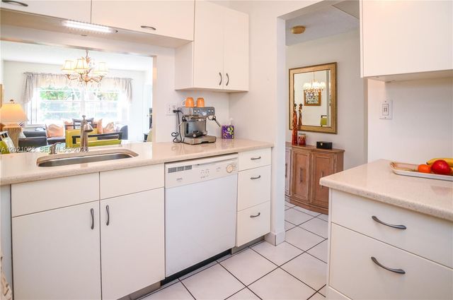 5100 NW 35th St 107, Lauderdale Lakes, FL 33319