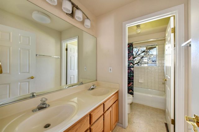 135 Fulton Pl, Windsor, CA 95492