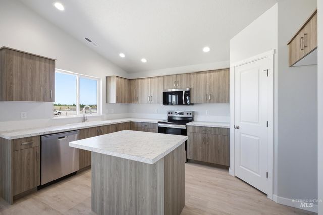 121 N Tideberry Ave, Kuna, ID 83634