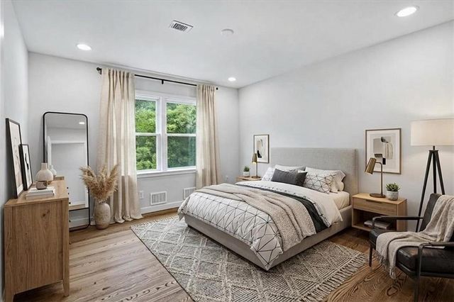 8 Rhodes Drive SE, Marietta, GA 30068