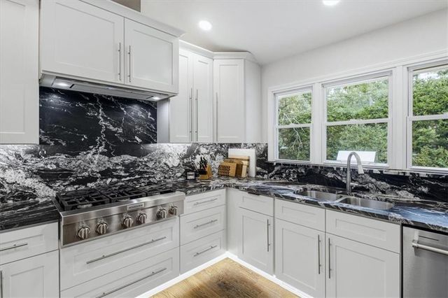 8 Rhodes Drive SE, Marietta, GA 30068