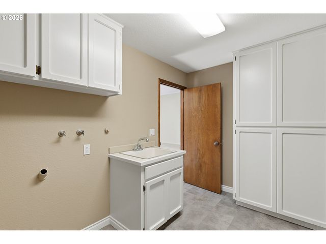 1800 Nw SLUMAN Rd, Vancouver, WA 98665