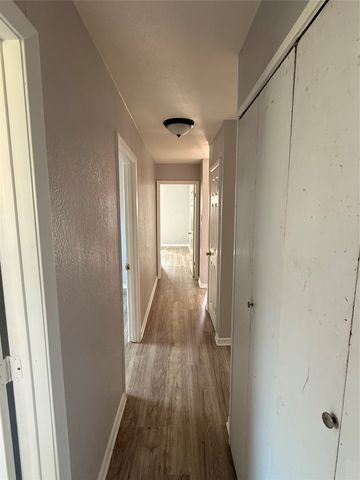 7221 Van Natta Lane, Fort Worth, TX 76112