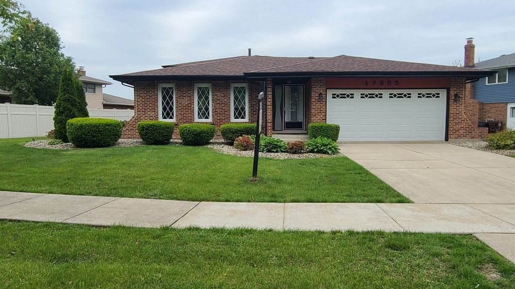 17555 Rosewood Lane, Tinley Park, IL 60487