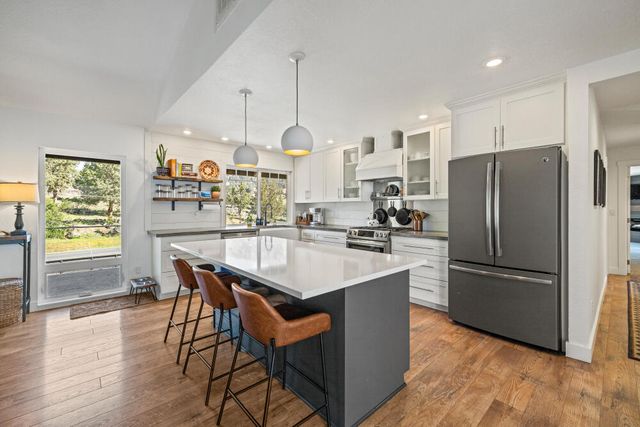 2426 Pine Grove Road, Klamath Falls, OR 97603