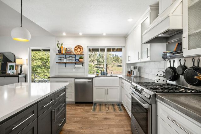 2426 Pine Grove Road, Klamath Falls, OR 97603