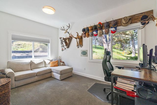 2426 Pine Grove Road, Klamath Falls, OR 97603