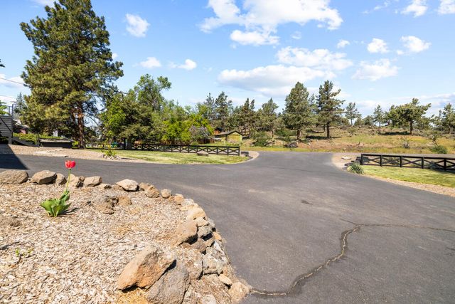 2426 Pine Grove Road, Klamath Falls, OR 97603