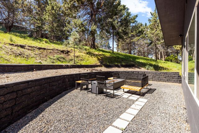 2426 Pine Grove Road, Klamath Falls, OR 97603