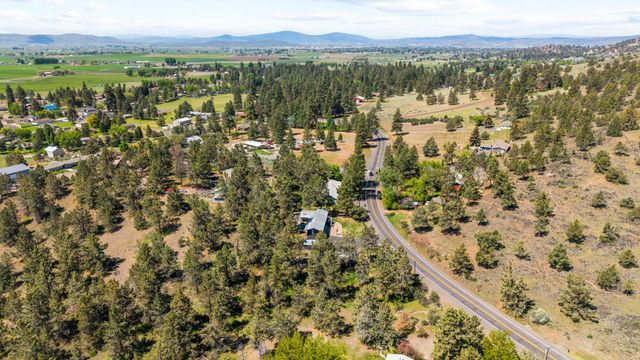 2426 Pine Grove Road, Klamath Falls, OR 97603