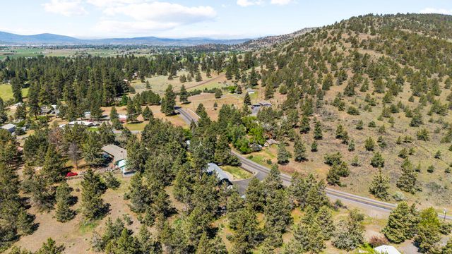 2426 Pine Grove Road, Klamath Falls, OR 97603