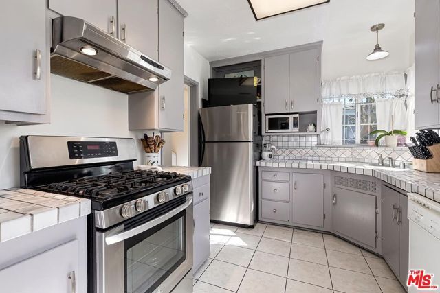 2218 S Genesee Avenue, Los Angeles, CA 90016