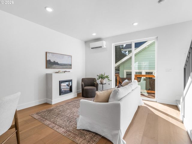 2088 N Watts St 2, Portland, OR 97217