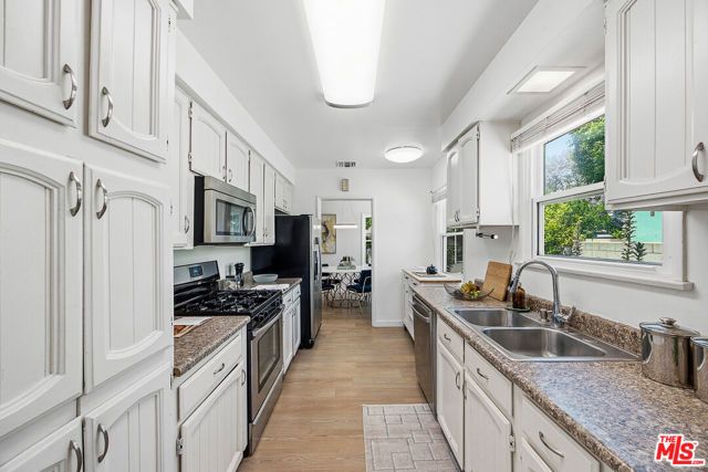 6648 Newcastle Avenue, Reseda (los Angeles), CA 91335