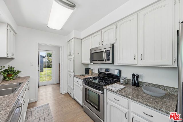 6648 Newcastle Avenue, Reseda (los Angeles), CA 91335