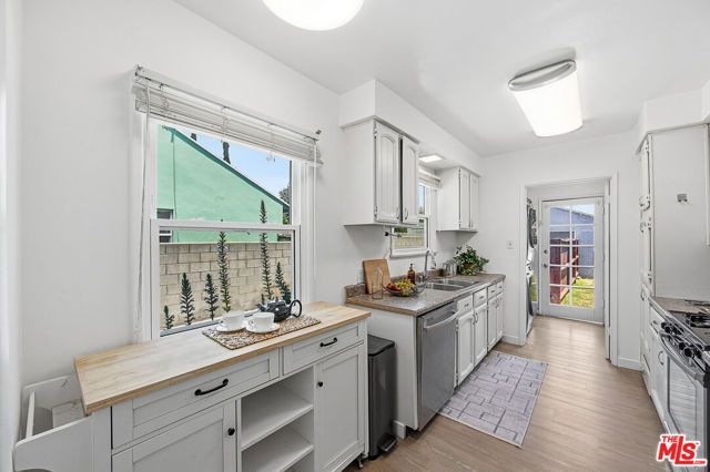 6648 Newcastle Avenue, Reseda (los Angeles), CA 91335