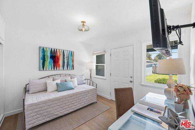 6648 Newcastle Avenue, Reseda (los Angeles), CA 91335