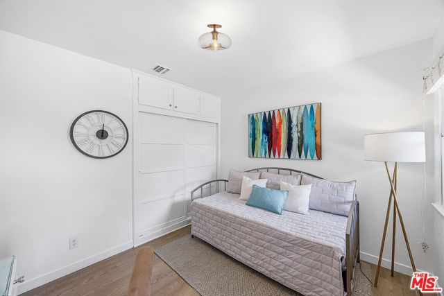 6648 Newcastle Avenue, Reseda (los Angeles), CA 91335