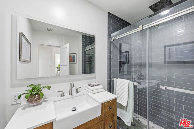 6648 Newcastle Avenue, Reseda (los Angeles), CA 91335