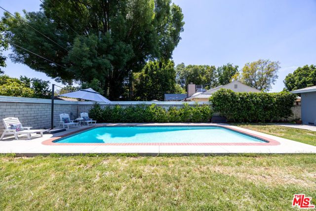 6648 Newcastle Avenue, Reseda (los Angeles), CA 91335