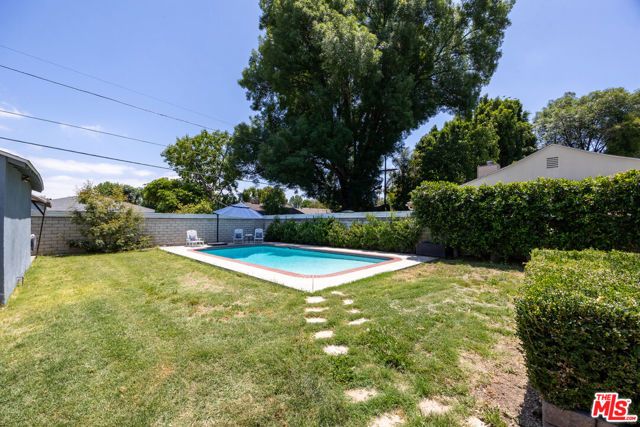 6648 Newcastle Avenue, Reseda (los Angeles), CA 91335