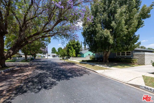 6648 Newcastle Avenue, Reseda (los Angeles), CA 91335