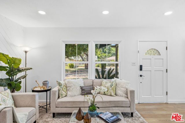 6648 Newcastle Avenue, Reseda (los Angeles), CA 91335