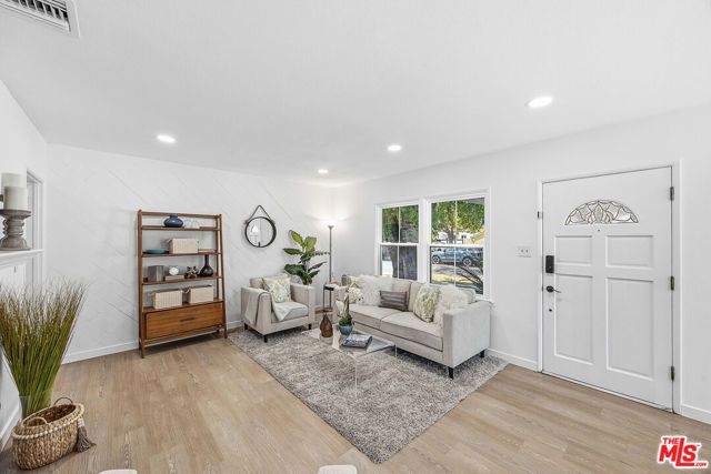 6648 Newcastle Avenue, Reseda (los Angeles), CA 91335